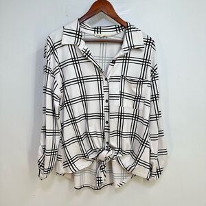 Above and Beyond Black and Cream Stripe Size M Button Front Tab Sleeve Blouse